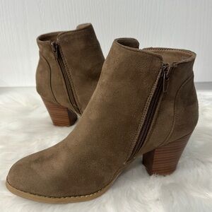 Charlotte Russe size 8 brown suede booties  NWOT